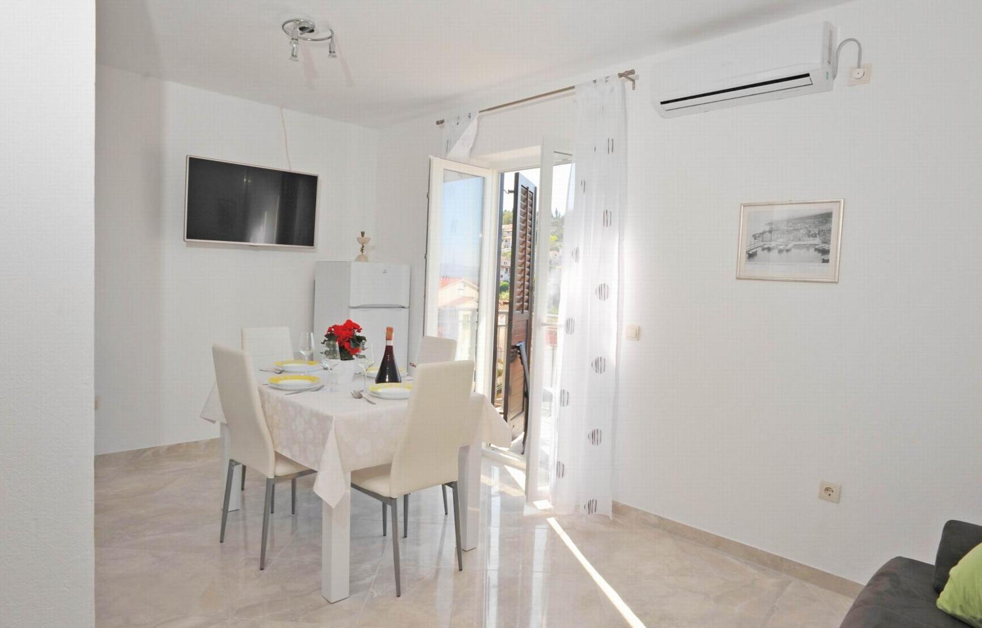 Apartments With A Parking Space Sutivan, Brac - 752 Bilik gambar