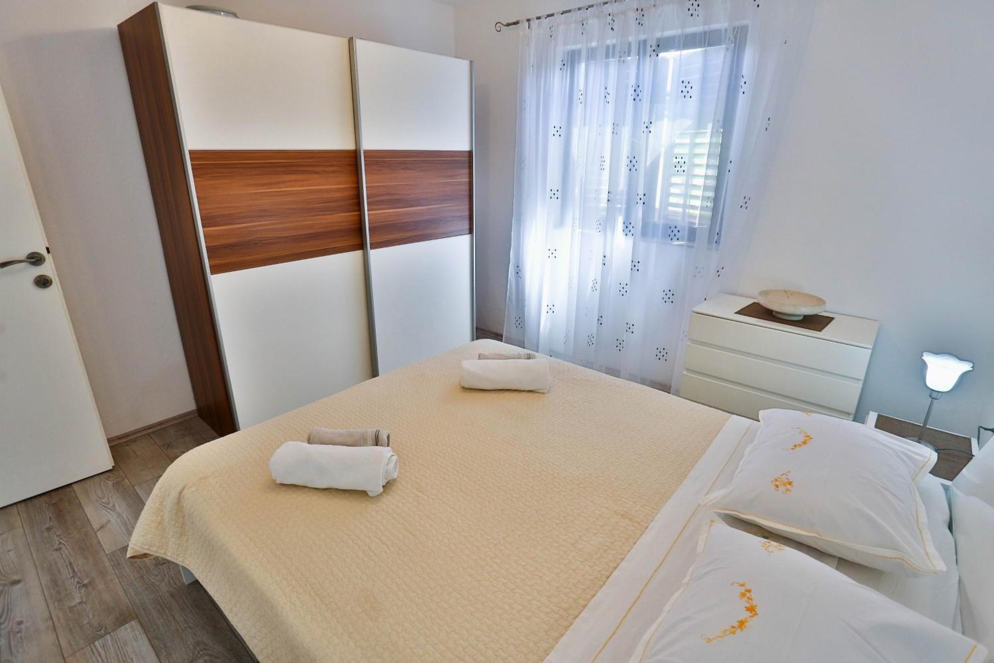 Apartments With A Parking Space Sutivan, Brac - 752 Bilik gambar