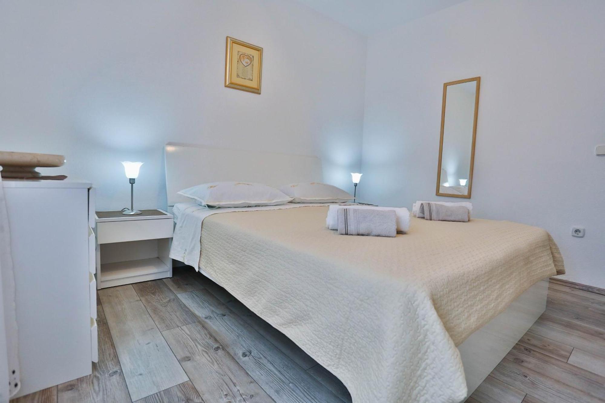 Apartments With A Parking Space Sutivan, Brac - 752 Bilik gambar