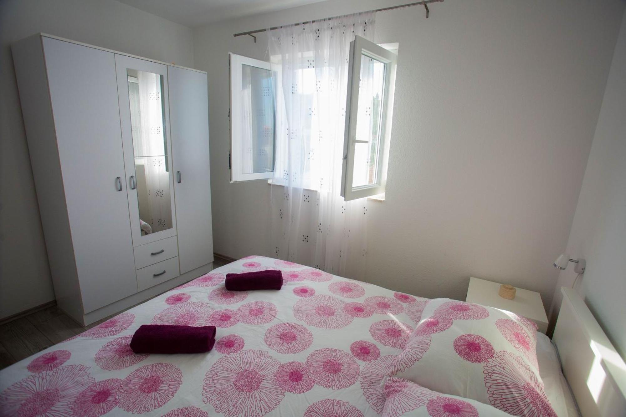Apartments With A Parking Space Sutivan, Brac - 752 Bilik gambar