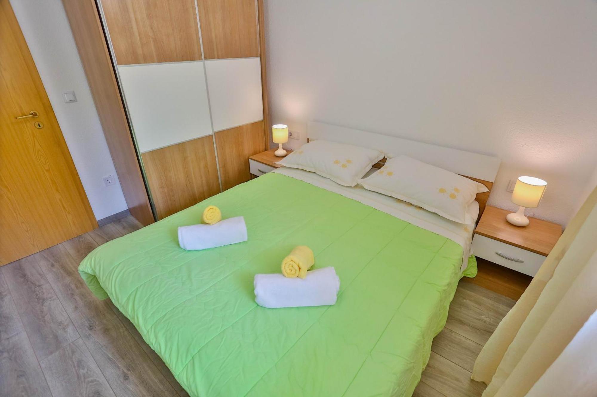 Apartments With A Parking Space Sutivan, Brac - 752 Bilik gambar