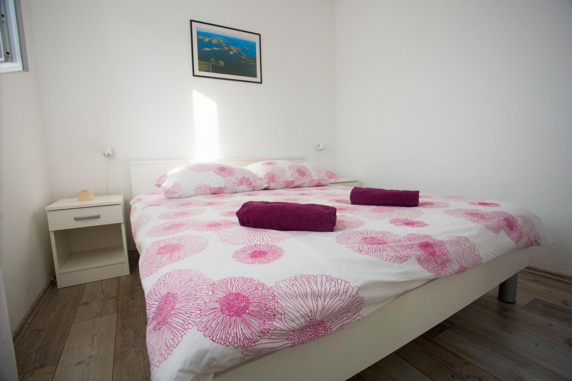 Apartments With A Parking Space Sutivan, Brac - 752 Bilik gambar