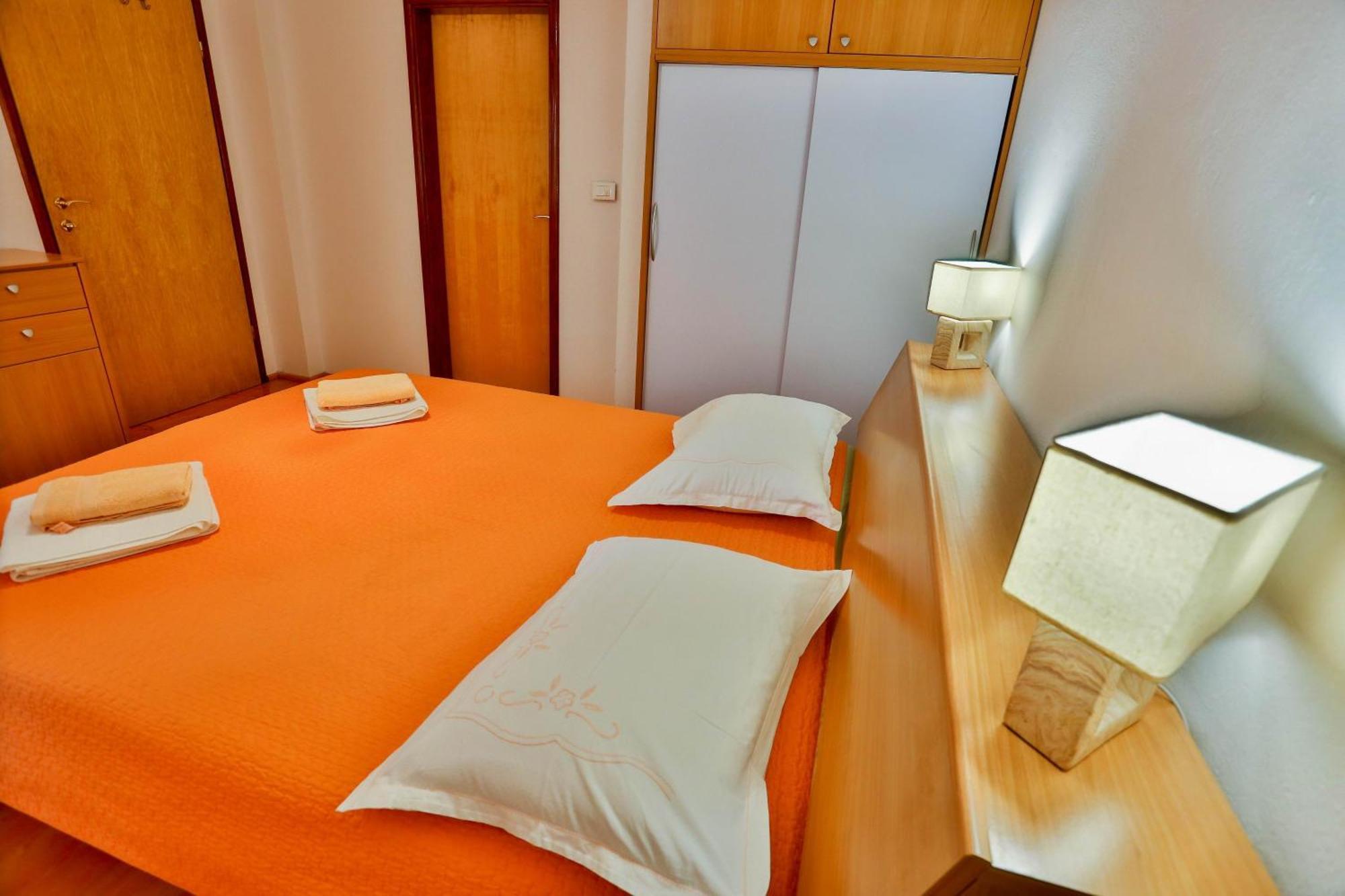 Apartments With A Parking Space Sutivan, Brac - 752 Bilik gambar