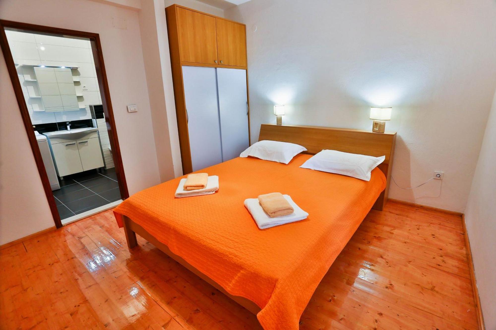 Apartments With A Parking Space Sutivan, Brac - 752 Bilik gambar